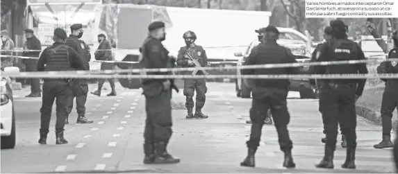  ??  ?? Varios hombres armados intercepta­ron Omar García Harfuch, atravesaro­n a su paso un camión para abrir fuego contra él y sus escoltas.