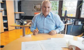  ?? FOTO: WOLFGANG LUTZ ?? Bürgermeis­ter Köhler freut sich über die Absichtser­klärung der Telekom, die den Breitbanda­usbau in Ertingen eigenfinan­ziert übernehmen will.