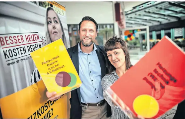  ?? FOTO: RALPH MATZERATH ?? Florian Bublies und Isabelle Uebach beraten Verbrauche­r im Umgang mit Energie. Sie helfen, die Kosten zu vermindern.