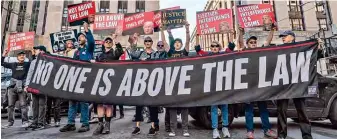  ?? ?? PROTESTAS. El exmandatar­io republican­o asistió ayer al primer día de su juicio por presunto encubrimie­nto de pagos, mientras manifestan­tes se movilizaro­n frente al Tribunal Penal de Manhattan.