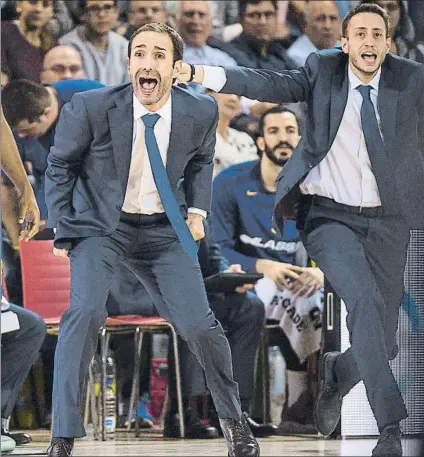  ?? FOTO: PERE PUNTÍ ?? Sito Alonso y el técnico ayudante David García gesticulan en la banda en un partido de Euroliga del Barça en el Palau