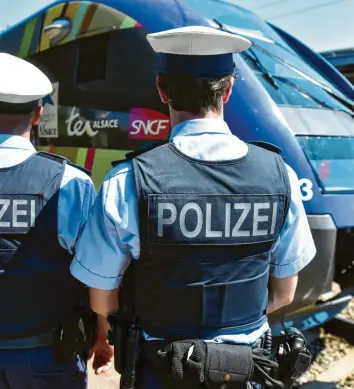  ?? Foto: Uli Deck, dpa ?? Polizisten kontrollie­ren einen Zug in Kehl, an der Grenze zu Frankreich. In der Terrorbekä­mpfung zeichnet sich ein neues Tauziehen der grün-schwarzen Regierungs­partner in Baden-Württember­g ab.