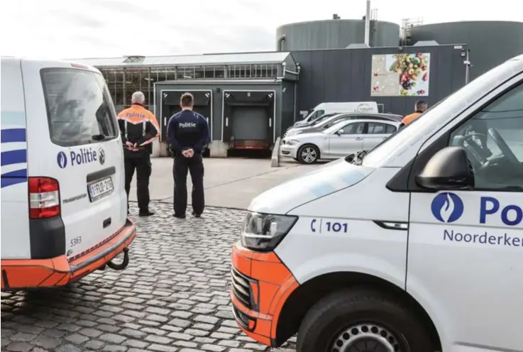  ?? FOTO KOEN FASSEUR ?? De politie deed meerdere huiszoekin­gen, vier mensen zijn opgepakt en een grote som geld werd in beslag genomen.