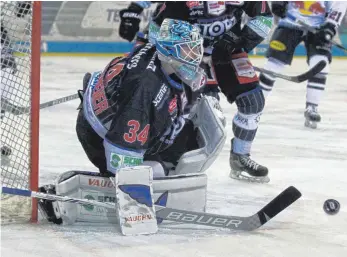  ?? FOTO: DIREVI ?? Hält zwar in der DEL super, Bundestrai­ner Marco Sturm plant mit ihm aber nicht für Olympia: Wild-Wings-Torwart Dustin Strahlmeie­r.