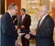  ?? Foto: MAFRA a ČTK ?? Na vrcholu Prezident Václav Klaus jmenuje Kalouska ministrem (uprostřed). Na snímku dole je nový poslanec Kalousek v roce 1998.