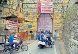  ?? PTI ?? Members of Rajput outfit Sarva Samaj Samithi block the entry to Rajasthan’s Chittorgar­h Fort, which houses Padmini’s palace, on Friday.