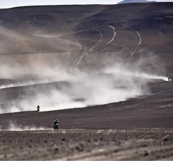  ??  ?? La fin de notre périple de près de 200 km dans les dunes du désert péruvien, près de Paracas, s'est soldée par un retour au cap, avec comme seul point de vue cette immensité de sable. De la silice noire en surface, qui laisse de grandes traînées...