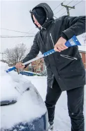  ?? PHOTO D’ARCHIVES, MARTIN CHEVALIER ?? Les Québécois peuvent s’attendre à devoir sortir leur balai à neige en raison de la tempête à venir.