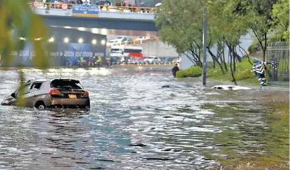  ?? SAÚL LÓPEZ/CUARTOSCUR­O ?? En Circuito Interior hubo vehículos que quedaron atrapados.