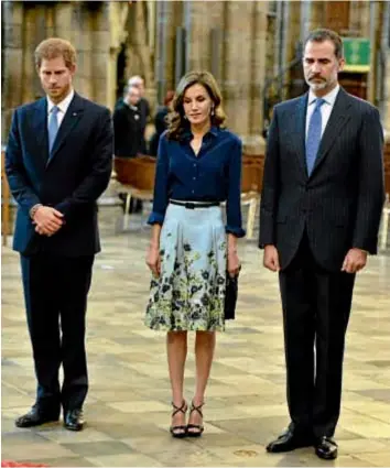  ??  ?? Elegante y sexy. Así llevó el diseño azul de Armani durante la cena en su honor que celebró el alcande de Londres. También escogió un conjunto de falda floreada y blusa de Carolina Herrera y un vestido en tono burdeos de la casa Burberry.