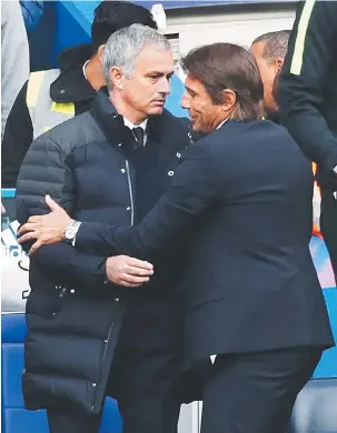  ?? — Gambar Reuters ?? KEKALKAN TALIAN PERSAHABAT­AN: Pengurus Man Utd, Mourinho (kiri) berjabat tangan dengan pengurus Chelsea, Conte sebelum bermulanya perlawanan tersebut.