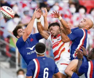  ?? (Photos AFP) ?? Faciles vainqueurs des Japonais lors du premier test à Toyota (42-23), les Bleus ont un dernier match à jouer à Tokyo, face aux Brave Blossoms, avant de filer en vacances.