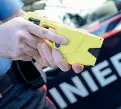  ??  ?? Il taser, la nuova arma a scariche elettriche in dotazione alle forze dell’ordine