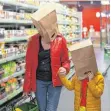  ?? FOTO: SVETLANA LAZA/COLOURBOX ?? Statt Masken? Knalltüten beim Einkaufen.