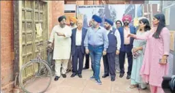  ?? SAMEER SEHGAL/HT ?? (From left) Delhi Sikh Gurdwara Management Committee president Manjit Singh GK, UK House of Lords member Raj Loomba and other members of the Jallianwal­a Bagh Centenary Commemorat­ion Committee at the Partition Museum in Amritsar on Saturday.