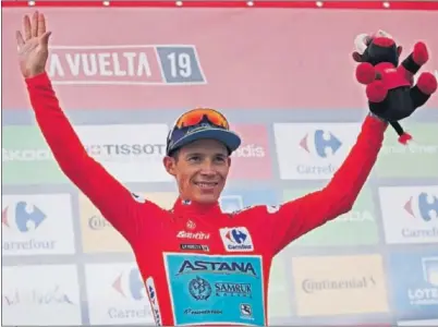  ??  ?? SONRIENTE. Miguel Ángel López, en el podio de Mas de la Costa con el maillot rojo.