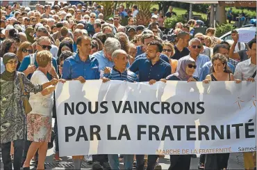  ?? AFP ?? LYON. Musulmanes y cristianos marcharon juntos en la ciudad en repudio al atentado de Rouen.