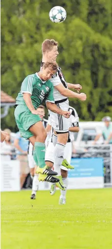  ?? ARCHIV-FOTO: THOMAS WARNACK ?? Martin Schrode (links) ist im Spiel gegen den TSV Heimenkirc­h Dreh- und Angelpunkt im Altheimer Spiel.