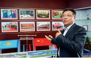  ??  ?? Liu Bin cuenta el desarrollo de Lianyungan­g China-Kazakhstan Internacio­nal Logistics Co., Ltd.