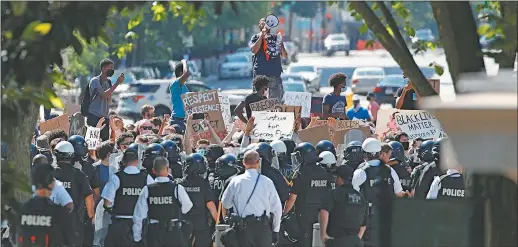  ?? AP ?? CASA BLANCA. El presidente advirtió que si los manifestan­tes superan el cerco, los esperan “crueles perros y armas amenazador­as”.