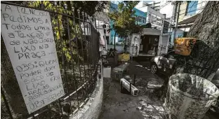  ??  ?? Ele limpa a praça e não permite que outros moradores de rua durmam no espaço