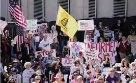  ?? REBECCA BLACKWELL AP ?? Several hundred anti-mandate demonstrat­ors rally at the Capitol in Tallahasse­e on Nov. 16 during a special legislativ­e session considerin­g bills targeting vaccine mandates.