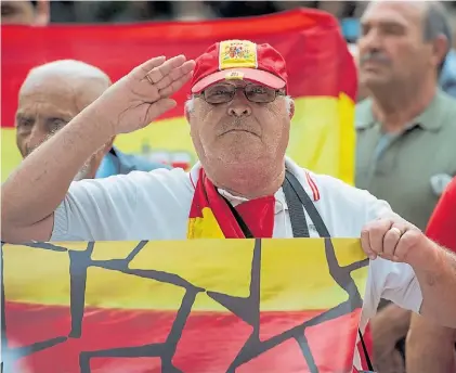  ?? AFP ?? Saludo. Un manifestan­te contra el referéndum participa de un acto, ayer, frente a Radio Cataluña.