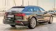  ??  ?? Filante.A6 Avant esibisce un portellone molto inclinato, quasi da shooting brake