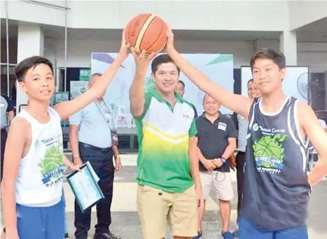  ?? FELCRIS CENTRALE PHOTO ?? CEREMONIAL TOSS. Davao City Sports Developmen­t Division-City Mayor's Office (SDD-CMO) officer-in-charge Michael Denton Aportadera spearheads the ceremonial toss as the Felcris Centrale 3-on-3 Street Jam opens at the Alfresco Area of Felcris Centrale...