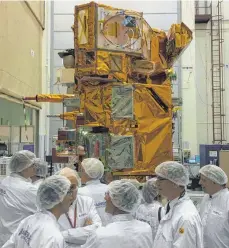  ?? FOTO: ALEXANDER TUTSCHNER ?? Der fast fertiggest­ellte Wettersate­llit Metop C wurde im Reinraum bei Airbus in Toulouse präsentier­t.