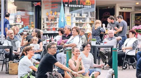  ??  ?? Am 25. August feiert die Ruhr Tourismus GmbH den 2. Tag der Trinkhalle­n. 17 Duisburger Kioske machen mit, sechs bekommen ein Kulturprog­ramm geschenkt
