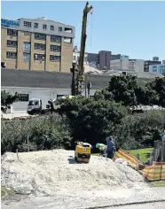  ?? Picture: EUGENE COETZEE ?? HUB LINK: Work on the Lower Baakens River pedestrian bridge has started