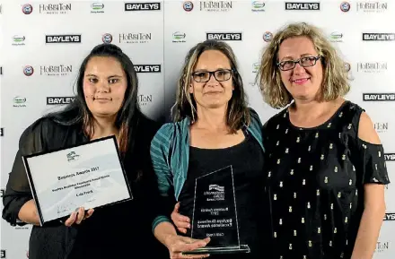  ?? SUPPLIED ?? Goldie Wicks, Karissa van Essen and Deborah Lynn, from Cafe Frock, the winner of the Bayleys Business Execellenc­e Award, Morrinsvil­le.