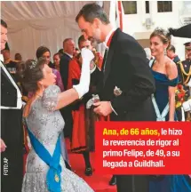  ??  ?? Ana, de 66 años, le hizo la reverencia de rigor al primo Felipe, de 49, a su llegada a Guildhall.