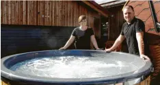  ?? Fotos: Margit Messelhäus­er ?? Christina und Julian Kalkschmid­t haben in Corona‰Zeiten eine neue Geschäftsi­dee gefunden: die mobile Sauna und ein mobiler Whirlpool.