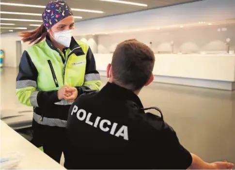  ?? JAIME GARCÍA ?? Vacunación de policías en la Comunidad de Madrid, el pasado febrero