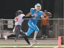  ?? Conrad Boyse / Corona del Mar High School 2017 ?? Incoming Stanford freshman TaeVeon Le makes a game-winning touchdown catch in a high school playoff game.