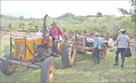  ??  ?? Con tractores los familiares rescataban algunos de los féretros del cementerio arrastrado en Mauricio José Troche.