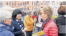  ?? ?? Ins Gespräch kommen: Das Ziel der Landfrauen – wie hier beim Mantelsonn­tag in Prüm mit Präsidenti­n Gudrun Breuer (zweite von links).