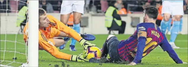  ??  ?? PELIGRO CONSTANTE. Rubén Blanco evita el remate de Messi, que le marcó un gol y le puso a prueba en varias ocasiones a lo largo del encuentro.