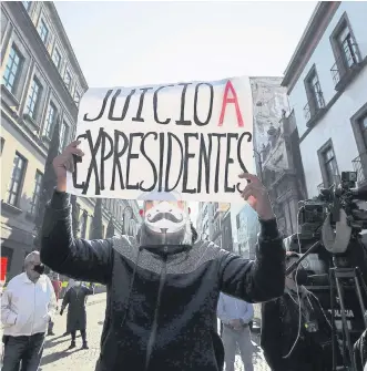  ?? EFE ?? Algunos manifestan­tes salieron ayer a las calles para apoyar la decisión de la Corte Suprema.