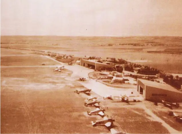  ?? EFE ?? EL ORO DE PARÍS. La cuarta parte de la reserva del Banco de España –es decir, 193 toneladas– fue trasladada a Francia y vendida en su mayor parte. Las cajas serían transporta­das en avión. Arriba, una vista aérea del aeropuerto de Bara-jas en 1933.