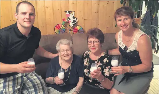  ?? Quatre génération­s de Breton : Anthony, 24 ans, qui va reprendre la Ferme Karobert, de Saint-Anselme, Marie Anne, 100 ans, Lorraine, 75 ans, et Caroline, 50 ans. ??