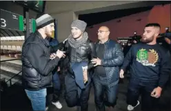  ??  ?? “Ésta es tu casa”.
Zozulya fue recibido en Sevilla por un grupo de ultras del Betis. Supporters Gol Sur, de extrema derecha, ha lanzado en las redes una campaña de apoyo.