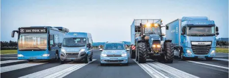  ?? FOTO: ZF ?? Fahrzeuge mit elektrisch­en ZF-Komponente­n auf dem Flughafen Friedrichs­hafen: Die Nachfrage nach emissionsf­reien Antrieben steigt.