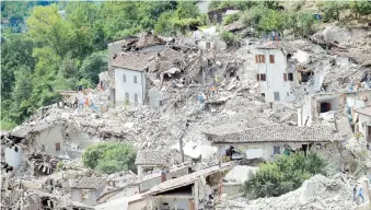  ??  ?? Las poblacione­s más afectadas fueron las pequeñas aldeas de Amatrice y Accumoli, cerca de Rieti, y Pescara del Tronto, en la foto.