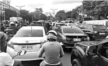  ?? PHILSTAR.COM ?? Motorists are caught in a traffic jam en route to Taft Avenue in Manila on Monday morning, June 27, 2022 as roads are closed ahead of the inaugurati­on of Ferdinand Marcos Jr. on June 30.