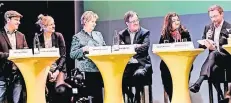  ??  ?? Zum Einstieg mussten die sechs Politiker (v.l.) Patrick Schiffer (Piraten), Christina Kampmann (SPD) , Sylvia Löhrmann (Grüne), Armin Laschet (CDU), Özlem Demirel (Linke) und Christian Lindner (FDP) jeweils einen Fragezette­l ziehen.