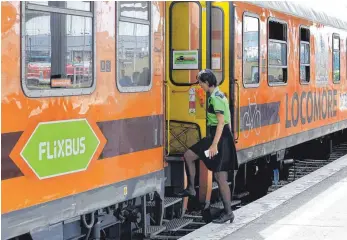  ?? FOTO: DPA ?? Der Fernbusanb­ieter Flixbus steigt nach einer mehrmonati­gen Testphase in den Bahnverkeh­r ein. Zuletzt hatte Flixbus vor allem den ehemaligen Locomore-Zug auf der Strecke Berlin-Stuttgart im Programm.