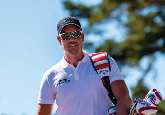  ?? Bild: ANDERS BJURÖ ?? BAGEN PÅ AXELN. För två år sedan vann Henrik Stenson British Open, kan han göra det igen i år?